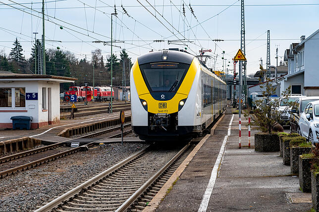 Die neue S-Bhan bei der Einfahrt im Villinger Bahnhof.