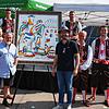 Der Preis: Im Kreis von Junggesellen stehen Stephan Vatter (rechts neben dem Bild), Zunftmeister der Narro-Zunft Waldshut und Gewinner ...