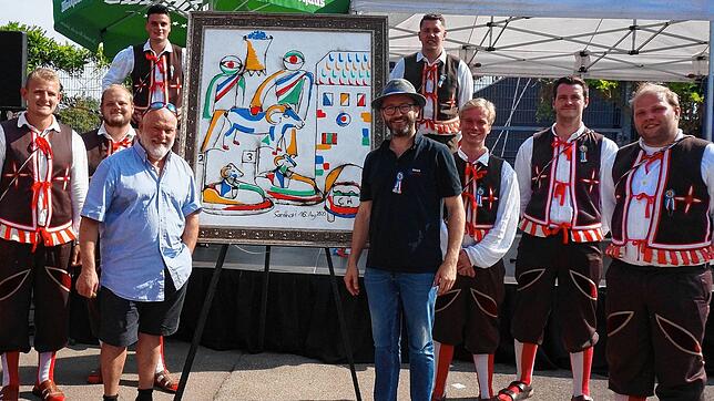 Der Preis: Im Kreis von Junggesellen stehen Stephan Vatter (rechts neben dem Bild), Zunftmeister der Narro-Zunft Waldshut und Gewinner ...