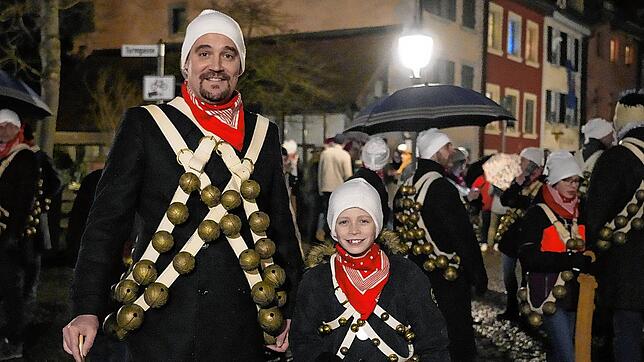 Vater und Sohn: Thomas Obergfell mit seinem Sohn Lukas beim Rollenschütteln.