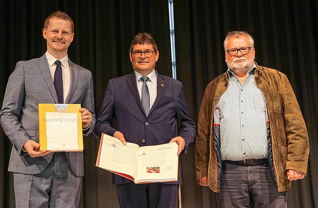 OB Simon Gröger und der Markelfinger Ortsvorsteher Lorenz Thum mit der neuen Ortschronik von Markelfingen, die sie druckfrisch aus den ...