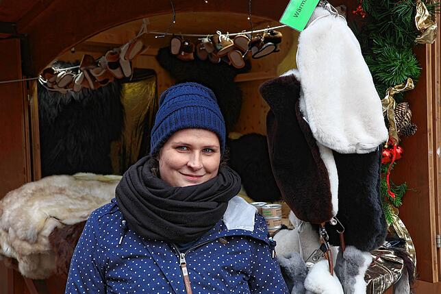 Sara Klemp steht im Stand der Schäferei Engel aus Biberach an der Riß. Hier gibt es unter anderem Wärmflaschen-Bezüge aus Lammfell.