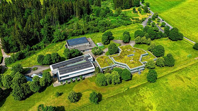 Das Dach des ersten Gebäudeblocks der Realschule am Salinensee (rechts), hier ein Bild vom Juni 2024, bietet der Stadt weiteres ...