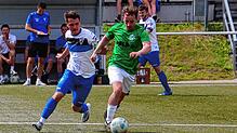 Der Tennenbronner Justin Stoll (links) versucht, den Furtwanger Tim Geiger zu stoppen. Tennenbronn und Furtwangen lieferten sich ...