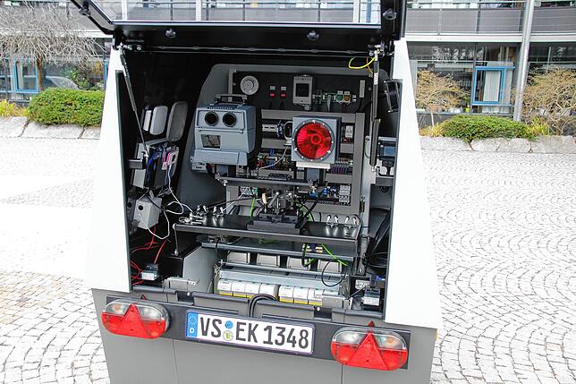 So sieht es im Blitzer aus. Ein Anhänger, voll mit Technik.