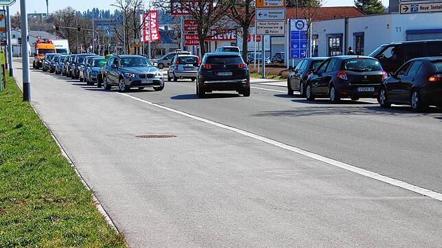 An den Wertstoffhöfen und Grüngutsammelstellen herrscht in der Region VS in der Karwoche Hochbetrieb. So wie auf unserem Bild am ...