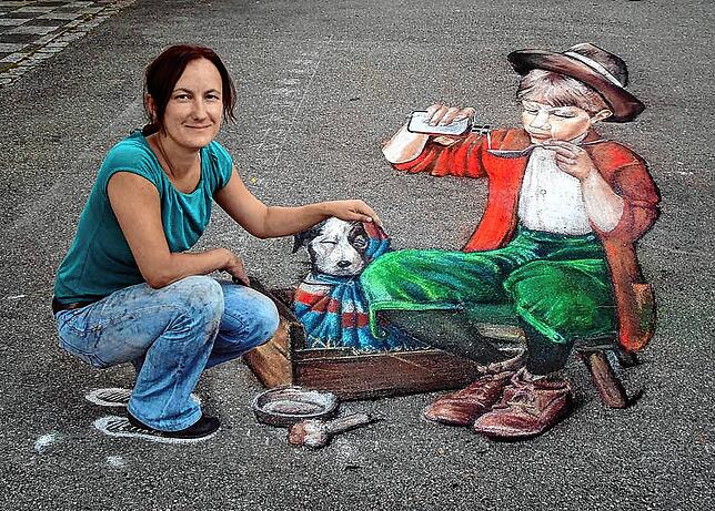 Dieses 3D-Bild malt Rebecca Karcher aus Karlsruhe beim Blumberger Street-Art-Festival 2014.