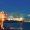 Silvester-Feuerwerk über dem Bodensee, im Hintergrund die Alpen.