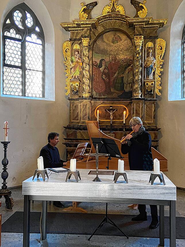 Oliver Schwarz-Roosmann und Annette Däublin-Schwarz in der Friedhofskapelle.