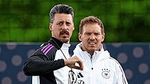 Sandro Wagner (links) mit Bundestrainer Julian Nagelsmann im Mai 2024
