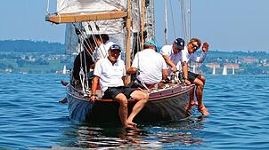 Geduldiges Warten auf den Wind – wie hier auf der „Elfe“ vom Lindauer Segelclub – war am ersten Regattatag der Bodenseewoche angesagt.