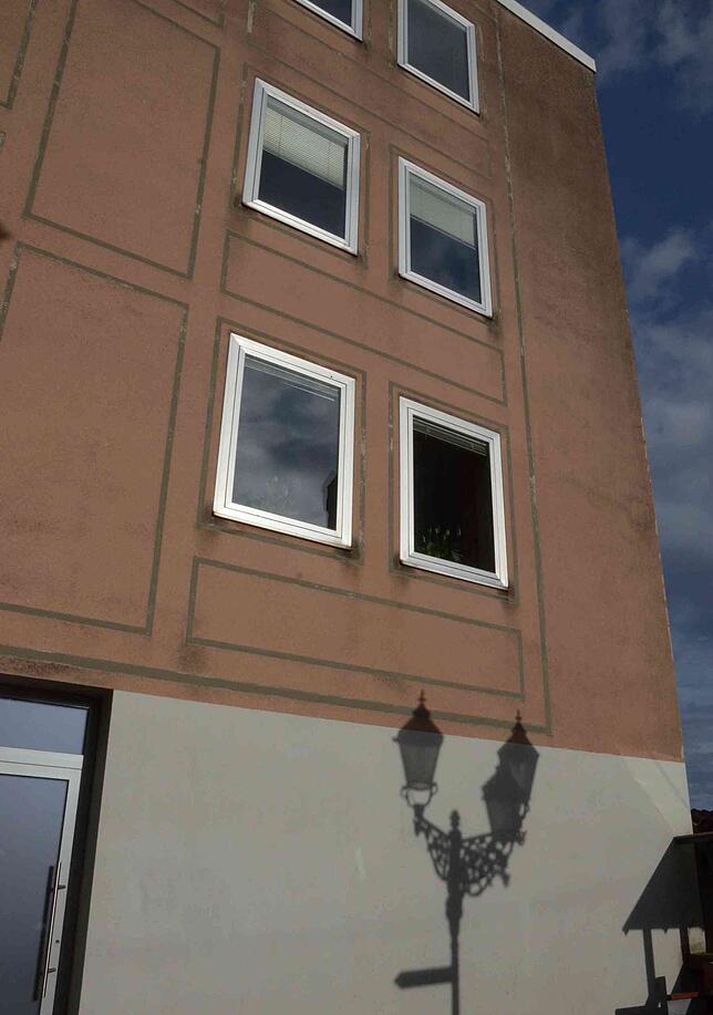 Hässlich, schadhaft, undicht: die Fenster und Fassade des Rathauses. Hinzu kommen weitere Verwerfungen an der Natursteinfassade zur ...