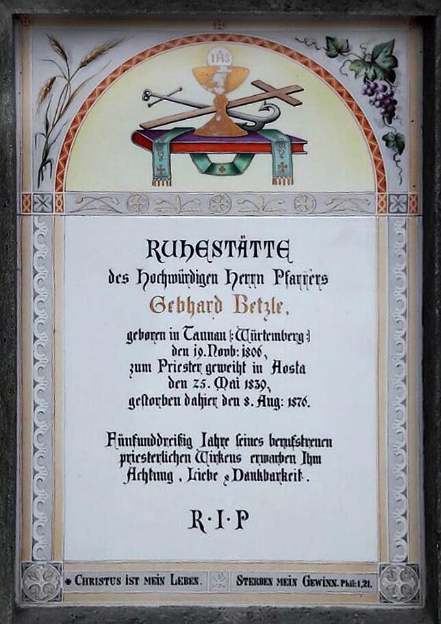 Die Tafel zum Gedenken an Pfarrer Gebhard Betzle am Friedhof von Gressoney-La-Trinité im italienischen Aostatal.