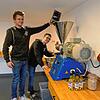 Max Karrer (links) und Mirco Kopp haben in einem ehemaligen Stall auf dem Zühnehof eine Ölbude eingerichtet und erwarten eine gute ...