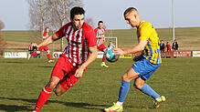 Fabian Roth vom FV Walbertsweiler-Rengetsweiler (links), hier in der Partie gegen den FC Singen (Marcel Ernst), trifft mit seinem Team ...