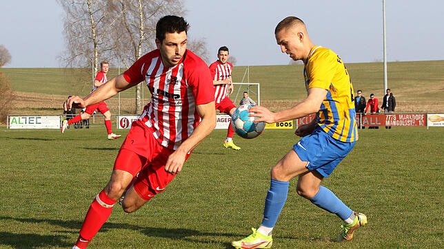 Fabian Roth vom FV Walbertsweiler-Rengetsweiler (links), hier in der Partie gegen den FC Singen (Marcel Ernst), trifft mit seinem Team ...