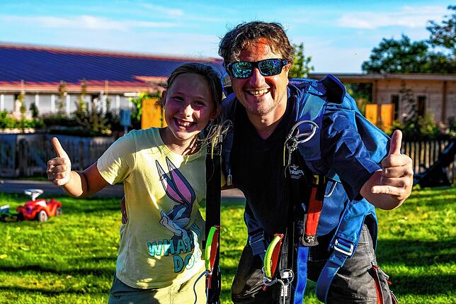 Melinda Günther freut sich über ein Foto mit Fallschirmspringer Tobias Laidig.