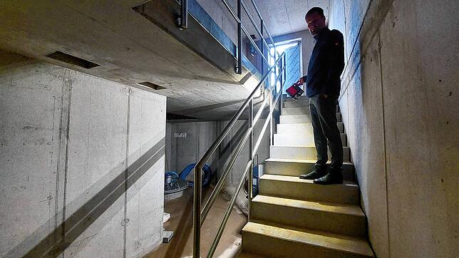 Vom Eingang oben geht es über Stufen hinunter zum Brunnenkopf. Licht gibt es dort noch nicht. Das muss Kai Baudis, Leiter der ...