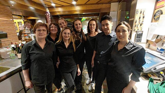Ohne sie läuft nichts: Das Service-Team des Grünen Baum in Moos.