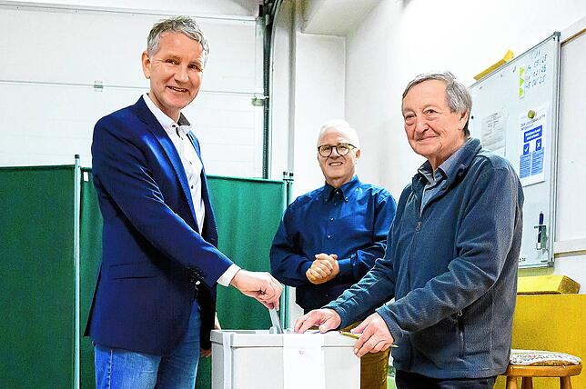 Björn Höcke (AfD, links), Vorsitzender der AfD-Fraktion im Thüringer Landtag, gibt in einem Wahllokal seine Stimme für die ...