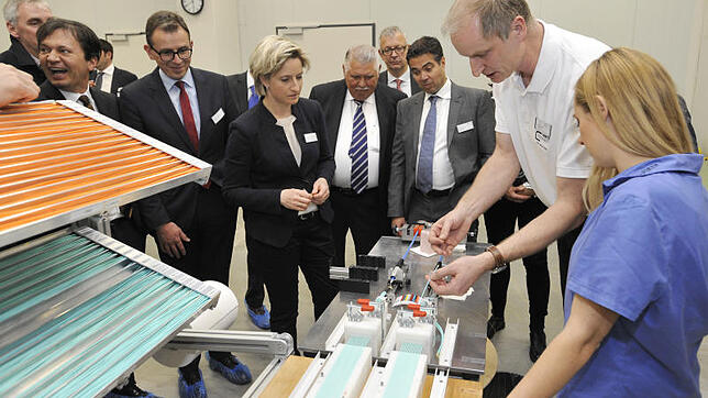 Zur Einweihung der Glasfasermanufaktur und des neuen Logistikzentrums von Metz Connect in Blumberg kommt die baden-württembergische ...