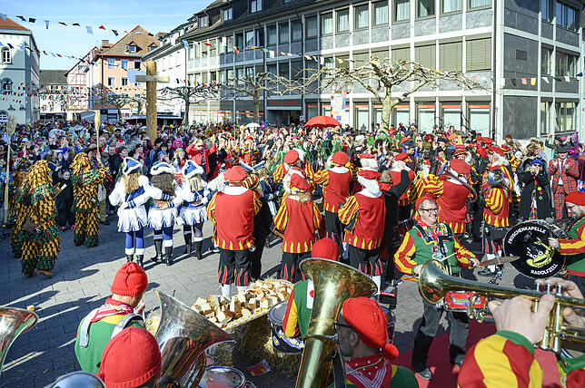 Stimmung auf dem Marktplatz am Schmutzigen Dunschtig: Die Froschenkapelle und die gesamte Froschenzunft sorgen für gute Laune, nach der ...