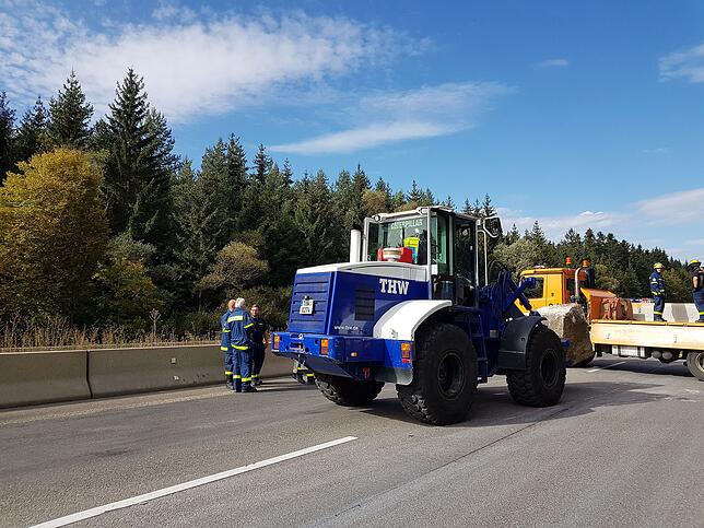 Bild 32: Bilder vom Abtransport des Felsbrockens auf der A81 nach dem Unfall nahe Trossingen
