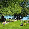 Das Westbad in Überlingen ist gut besucht. Kinder spielen ausgelassen auf der Wiese. Abstände werden weitestgehend eingehalten. Nur an ...