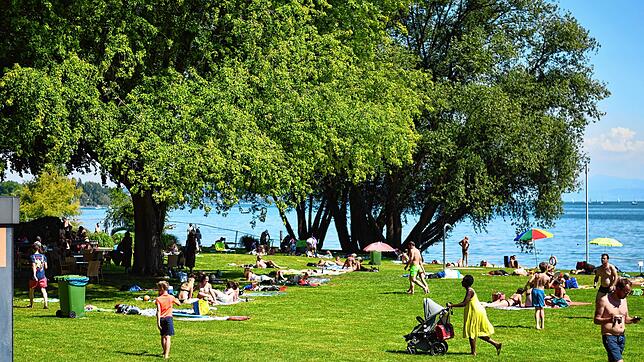 Das Westbad in Überlingen ist gut besucht. Kinder spielen ausgelassen auf der Wiese. Abstände werden weitestgehend eingehalten. Nur an ...