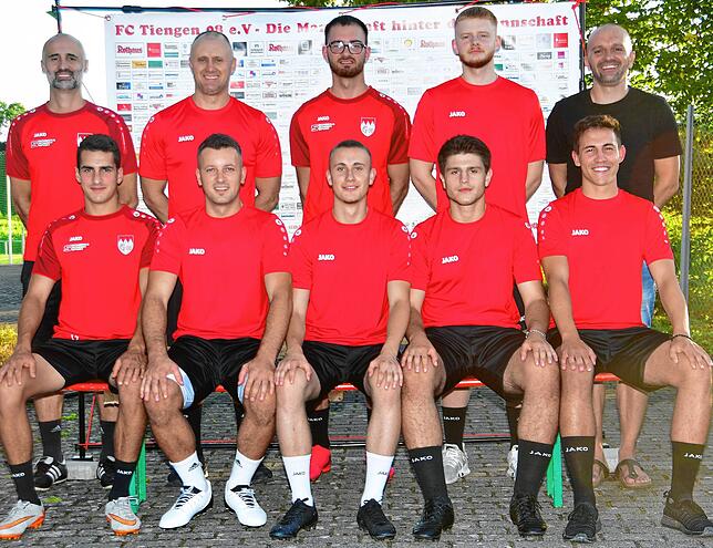 Zuwachs beim FC Tiengen 08: Trainer Erkan Kanli und Co-Trainer Dimitri Maul (von links) präsentieren mit Sportchef Jasmin Rastoder ...