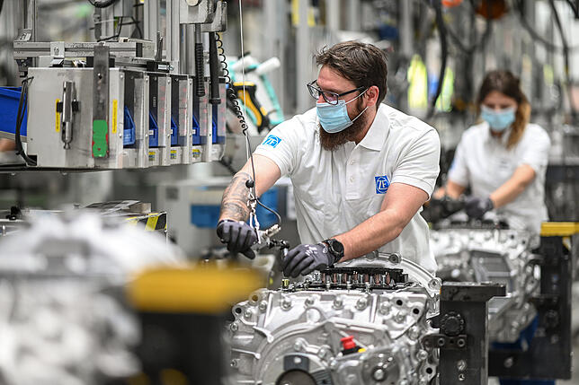 In der Produktion ist Präsenz gefragt: Der ZF-Betriebsrat entscheidet mitunter am jeweiligen Standort, wer zuerst ein Impfangebot bekommt.
