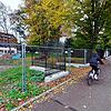 Die Betonfundamente des Zauns rund um das Büdingen-Areal deuten an der Seestraße auf einen Eingang hin. Hier könnte ein öffentlicher Weg ...