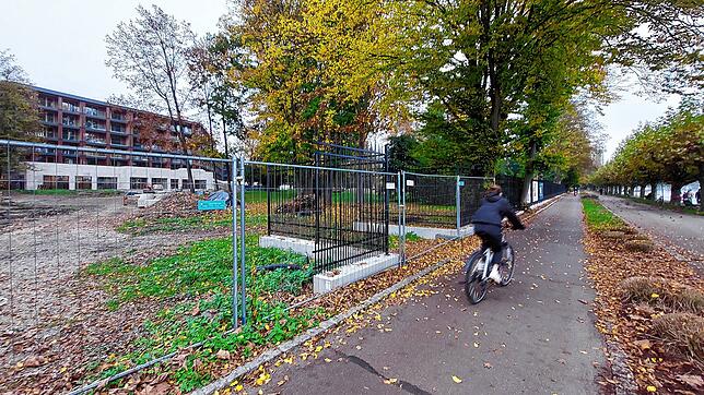 Die Betonfundamente des Zauns rund um das Büdingen-Areal deuten an der Seestraße auf einen Eingang hin. Hier könnte ein öffentlicher Weg ...