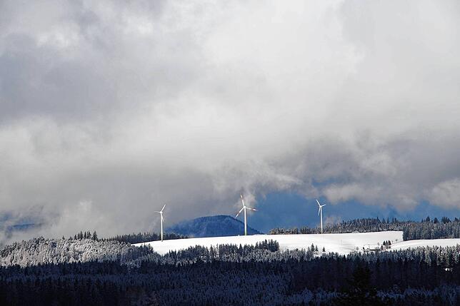 Die Windräder auf der Höhe von Gütenbach, von Neukirch aus gesehen, stehen im Schnee.