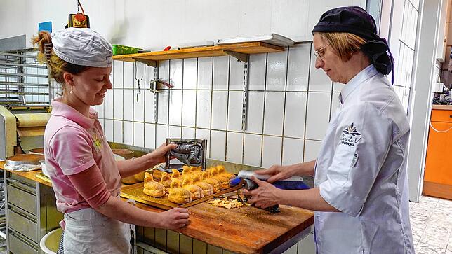 Mutter Miriam und Tochter Sarah Hilsenbeck bereiten die Formen für die Osterlämmer für den nächsten Backdurchlauf vor. Erst werden sie ...