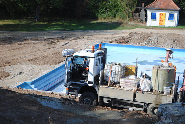 Ein Lastwagen steht vor dem leer gepumpten Nichtschwimmerbecken im Tiengener Freibad.