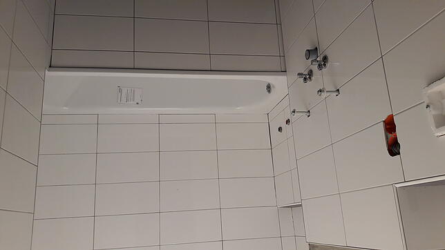 Matthias Oehlschlägers Bad am 19. Dezember: zu diesem Zeitpunkt fehlen Toilette und Waschbecken, sie werden am nächsten Tag eingebaut.