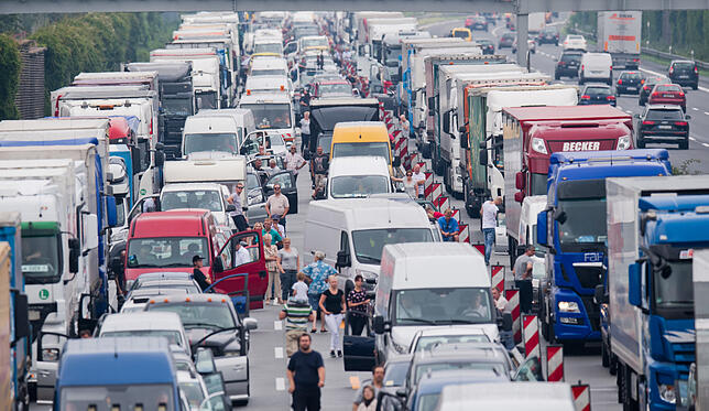 Autos und Lastwagen stehen nach einem LKW-Unfall im Stau auf der Autobahn.