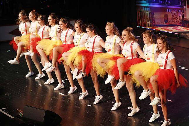 Die süßen Goldbären des Zunftballetts haben sich für das Motto Nar(r)ibo macht Hansel froh und die Gretle ebenso“ entschieden und ...