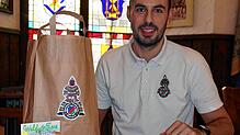Süßes & mehr: Johannes Stegmaier mit einer der Fasnachtstüten, die Kinder etwas für die ausfallenden Fasnachtsaktivitäten der Surianer ...