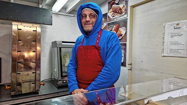 Vlad Ioan verkauft Baumstriezel an seinem Stand.