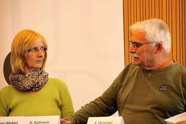 Ruth Cremer-Ricken (Grüne) und Rolf Rüttnauer diskutieren über die ärztliche Versorgung.