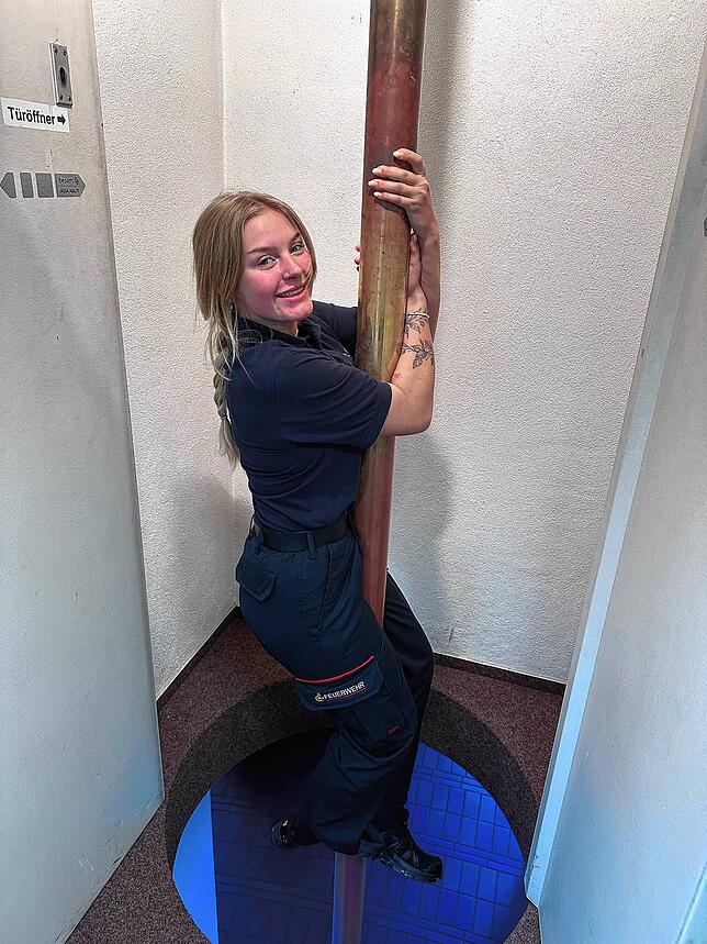 Die berühmte Stange gibt es auch bei der Feuerwehr Friedrichshafen. Carina Lang testet sie.