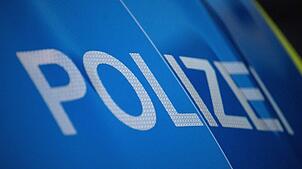 Ein Mann soll seine Partnerin getötet haben. Er starb bei einem Unfall. (Symbolbild)