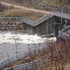 Mit ordentlicher Kraft schießt das Wasser in den Kolksee.