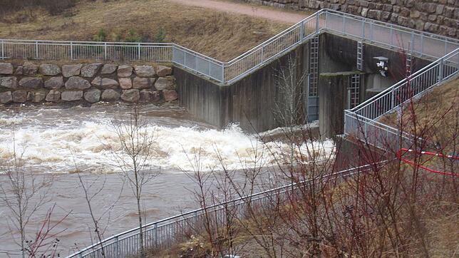Mit ordentlicher Kraft schießt das Wasser in den Kolksee.