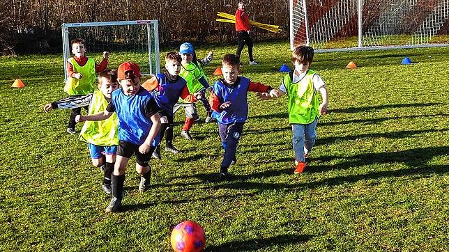 Mit Begeisterung stürzt sich der jüngste SSC-Nachwuchs ins Spielgeschehen beim ersten Freilufttraining Anfang des Jahres. Nun wurde im ...