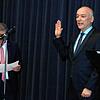 Gemeinderat und stellvertretende Bürgermeister, Klaus Sturm (rechts), nimmt Jürgen Maas den Eid für das Amt des Bürgermeisters von ...