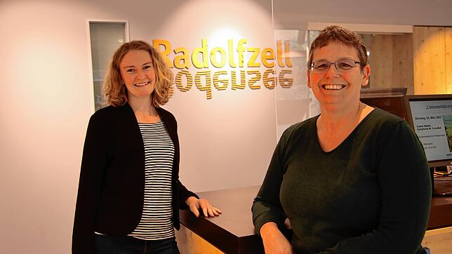 Freuen sich über die guten Zahlen 2022: Regina Brüsewitz, Geschäftsführerin der Tourist- und Stadtmarketing Radolfzell GmbH (links) und ...
