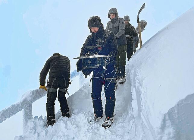 Gefärlich, damals wie heute: Bei den Dreharbeiten im Schnee am Hang.